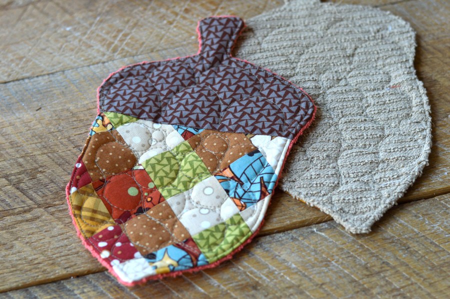 October Sewing Project image of Acorn Potholder/ Trivet